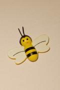 Medinė bitė su lipduku